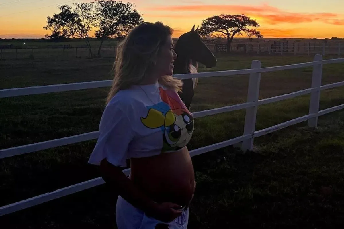 Lore e Léo Santana anunciam gravidez e brincam com Liz: 'Irmã mais velha'