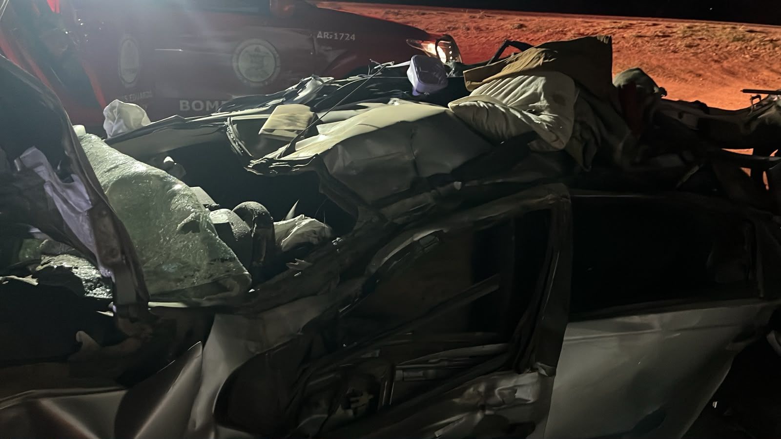 Motorista morre ap&oacute;s colis&atilde;o frontal com carreta bitrem e fica preso &agrave;s ferragens na Bahia. Foto: Reprodu&ccedil;&atilde;o Corpo de Bombeiros da Bahia