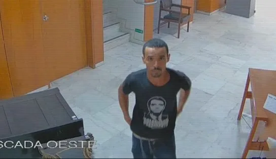 Homem filmado ao destruir relógio de Dom João VI no Palácio do Planalto é preso