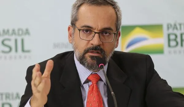 Após polêmica com a China, Weintraub diz que pede desculpas se país asiático fornecer respiradores