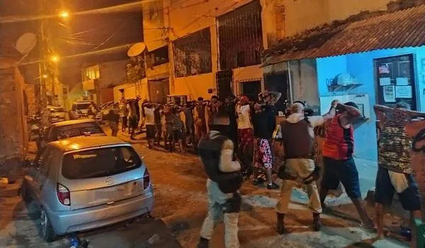 Polícia encerra festa do tipo "paredão" com cerca de 200 pessoas em Lauro de Freitas
