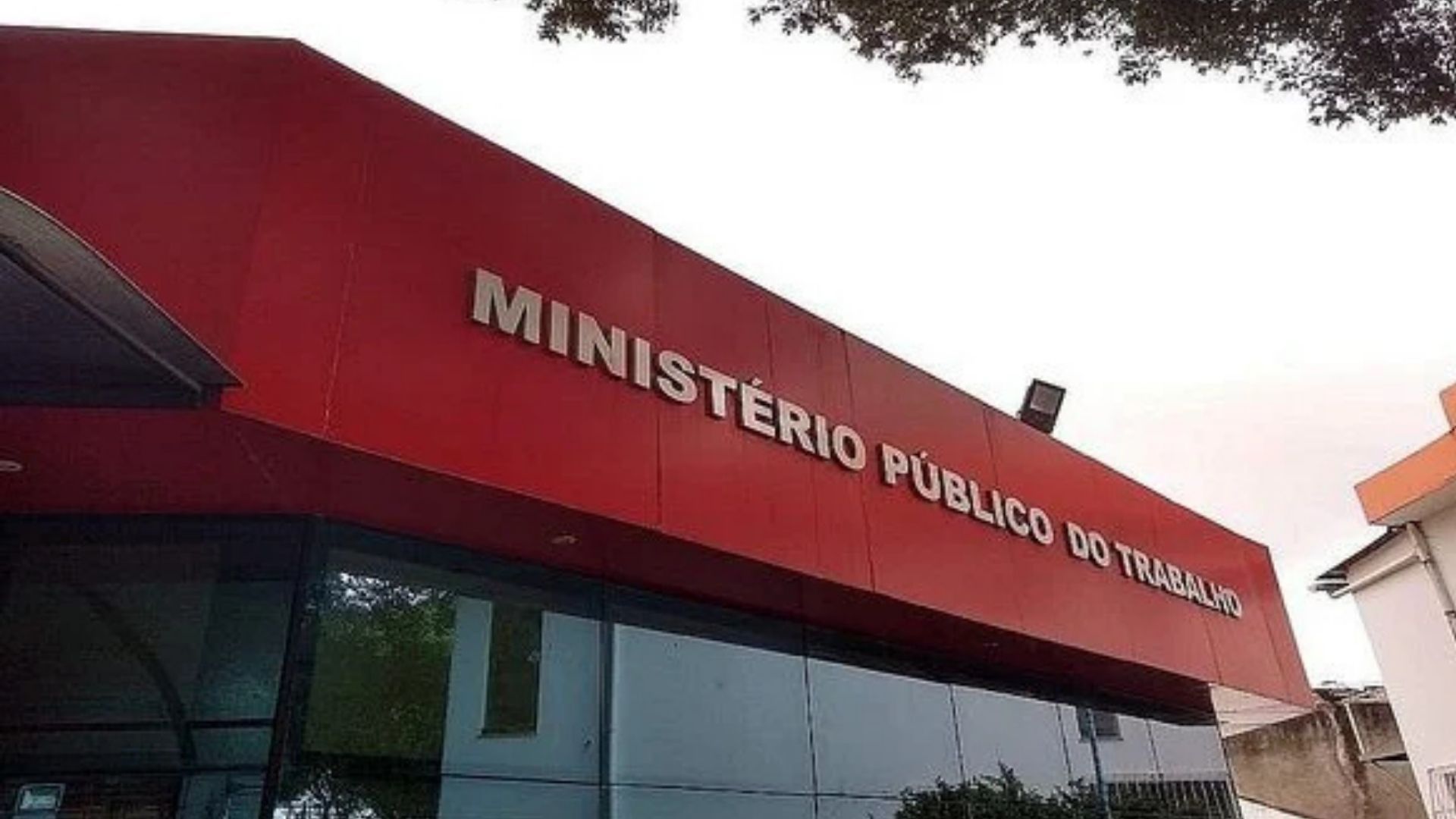 Empresa pode demitir funcion&aacute;rio por causa do voto? Especialista explica o que &eacute; ass&eacute;dio eleitoral