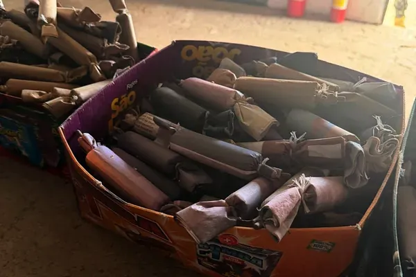 A Pol&iacute;cia Civil da Bahia apreendeu 365 artefatos explosivos semiprontos, conhecidos popularmente como espadas, durante a Opera&ccedil;&atilde;o Em Chamas, realizada nesta ter&ccedil;a-feira (2) | Foto: Ascom PC