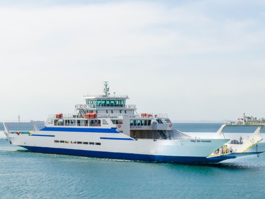 Apesar de buscas feitas durante esta sexta, o passageiro que caiu do Ferry ainda não foi localizado. Foto: DIvulgação/Internacional Travessias