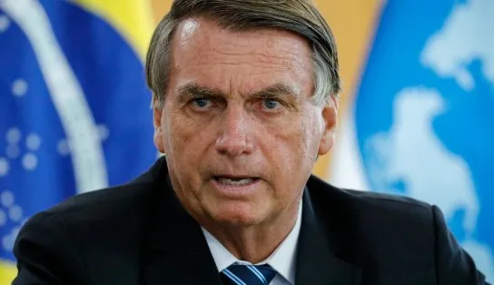 Carlos publica foto que confirma infecção grave na perna de Bolsonaro; veja 