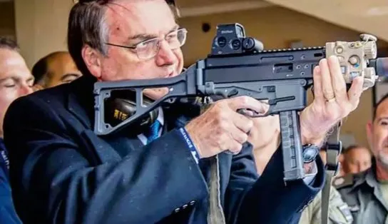 Bolsonaro compara passagem bíblica a porte de armas de fogo e dispara "Jesus teria comprado uma" 
