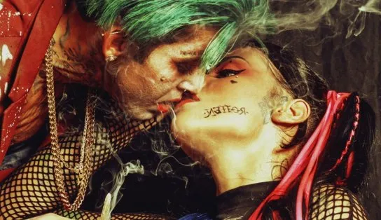 Kannário lança clipe de "Arlequina" beijando Lai Mattos e com cigarro "suspeito" em mãos; assista  