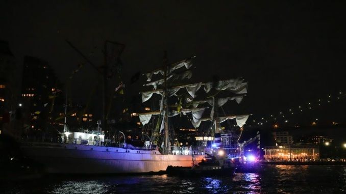 Navio Da Marinha Do México Colide Com Ponte Do Brooklyn Em Ny