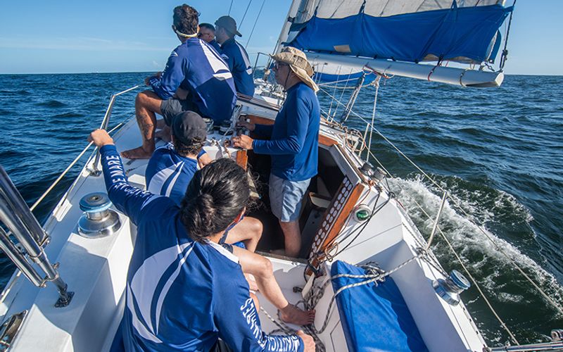 A capacitação náutica refere-se ao processo de formação e treinamento de indivíduos para a condução segura de embarcações, seja para fins de lazer (amadores) ou profissionais/Foto: Reprodução 