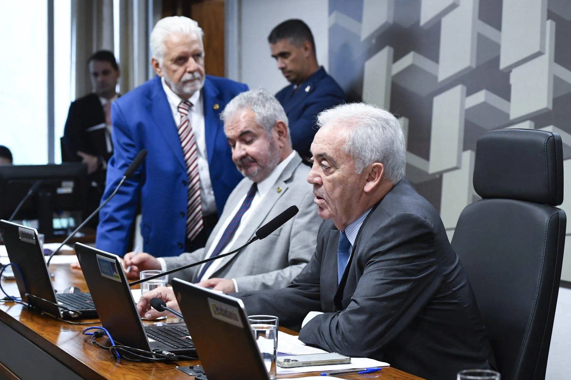 Senadores baianos votam a favor de PEC que limita poderes do STF