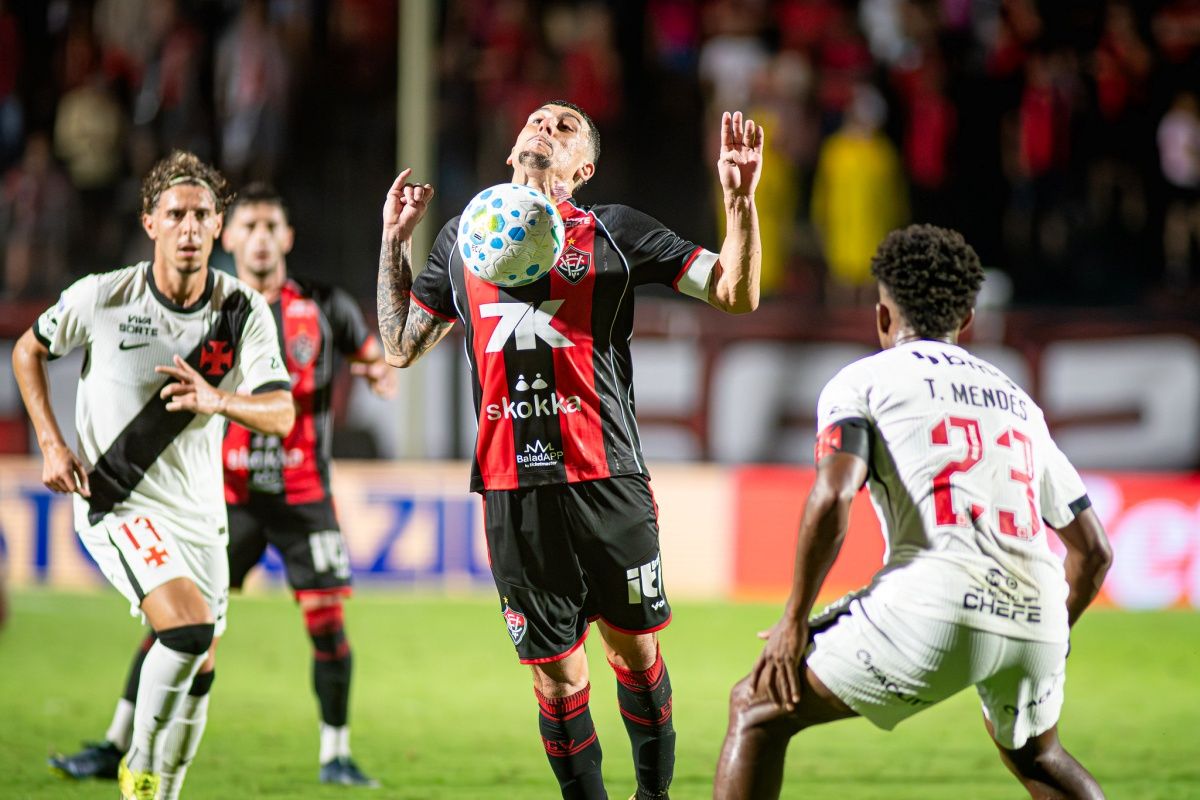 Pela partida de ida das quartas de final da Copa do Brasil, nesta quarta-feira (26), confira onde assistir ao jogo Vasco x Vit&oacute;ria. Foto: Victor Ferreira/EC Vit&oacute;ria
