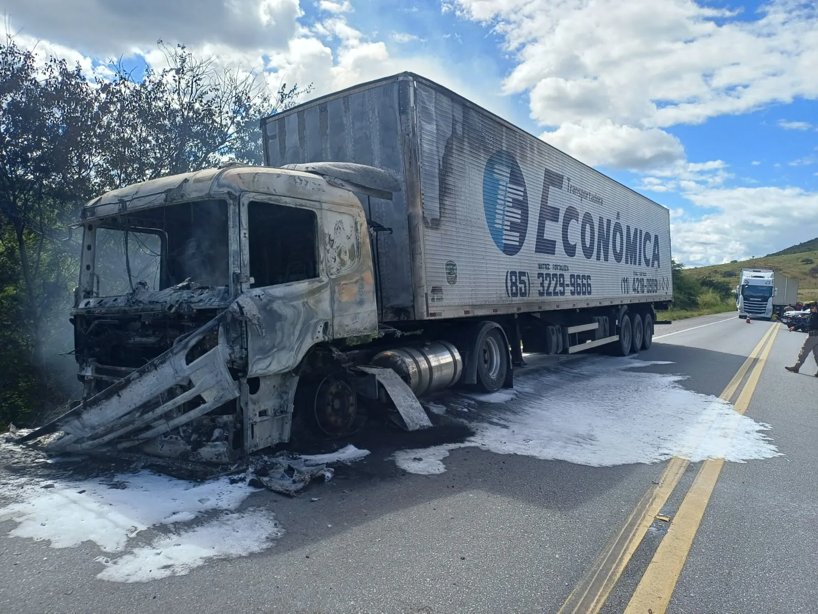 Carreta carregada com coco pega fogo e interdita BR-116 em Jequié