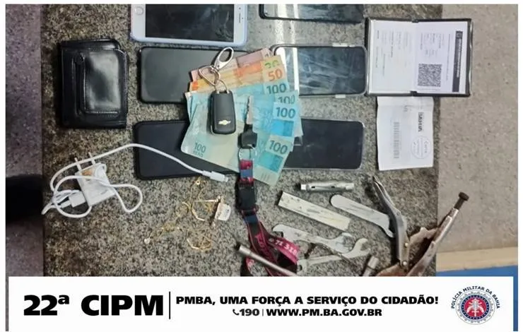 PM prende suspeitos e recupera moto roubada em Simões Filho