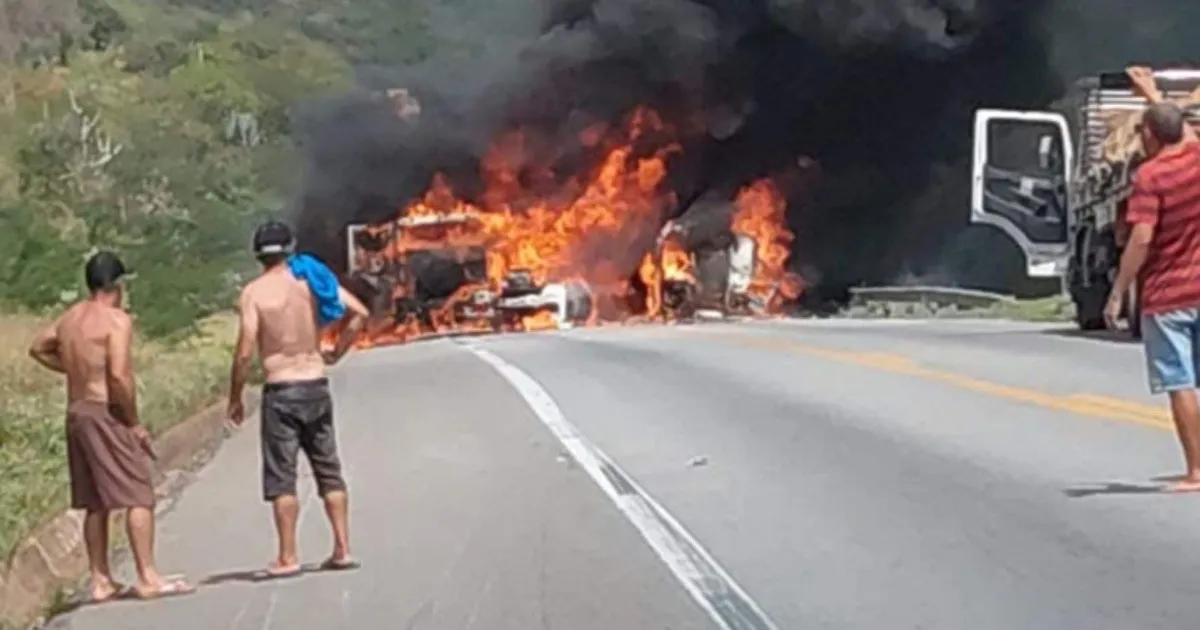 VÍDEO: Acidente com quatro carros provoca incêndio e causa interdição na BR-116