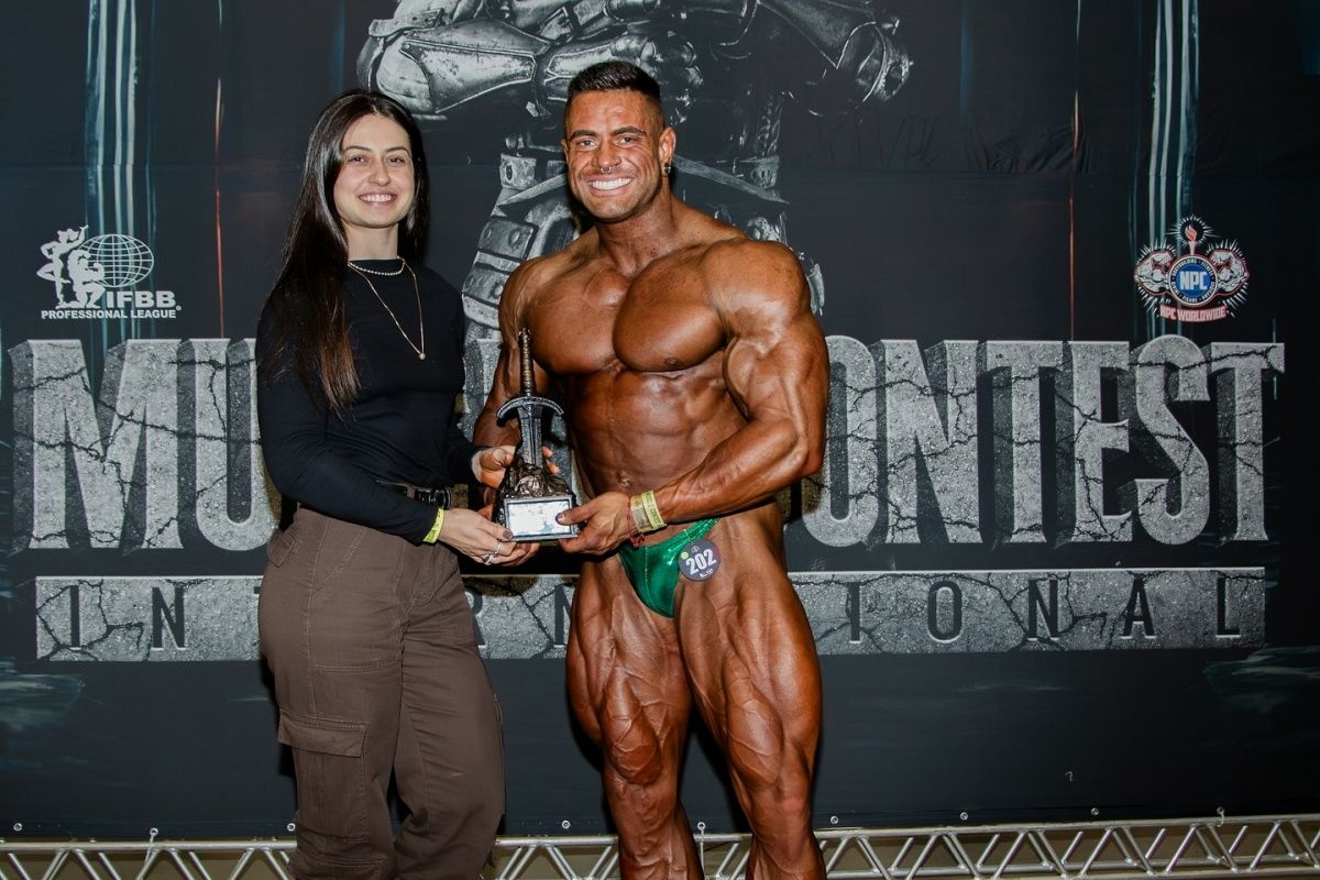 O multicampeão de fisiculturismo Kadu Santos morreu aos 31 anos era noivo da personal Sabrina Wollmann. Foto: Redes Sociais