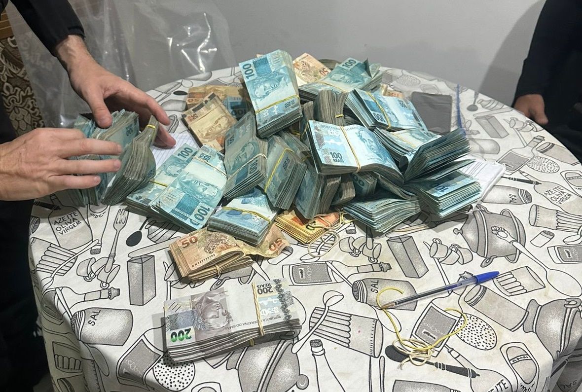 Com o suspeito de vender arma para organização criminosa foram apreendidos 380 mil reais e 10 mil dólares. Foto: MPBA