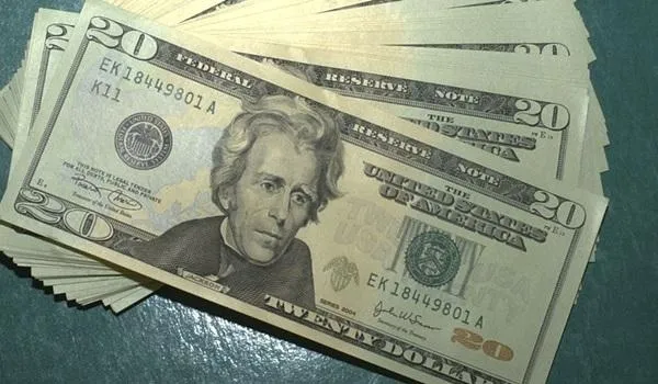 Dólar fecha com maior queda em quase duas semanas, mas continua vendido por mais de R$ 5,50