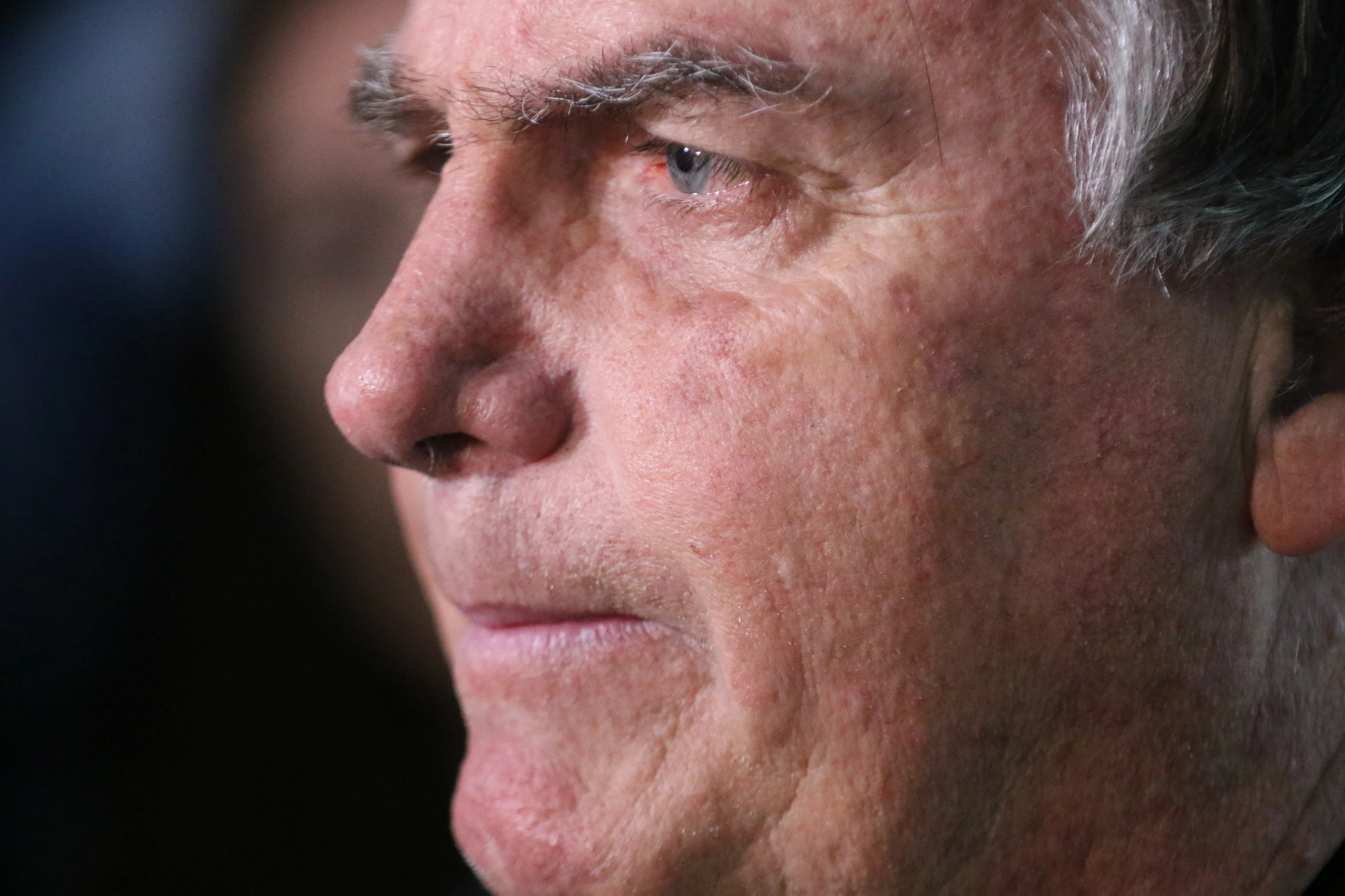 Bolsonaro deixa prisão domiciliar para exames médicos após crise de soluços