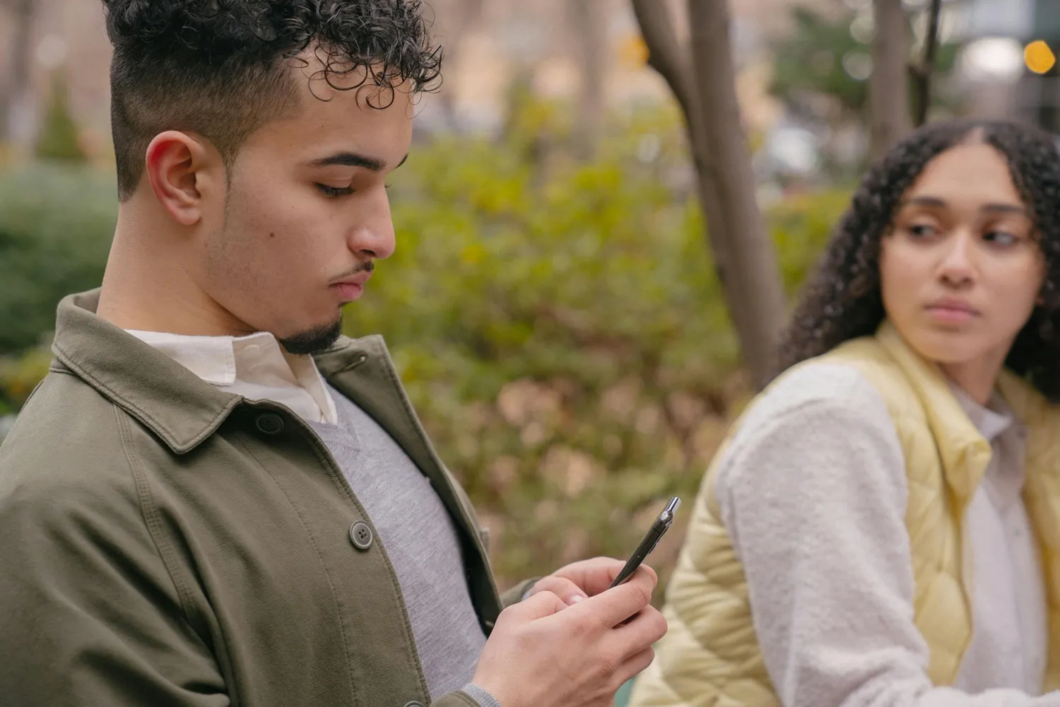 Ignorar o parceiro para mexer no celular acaba com relacionamentos, diz estudo
