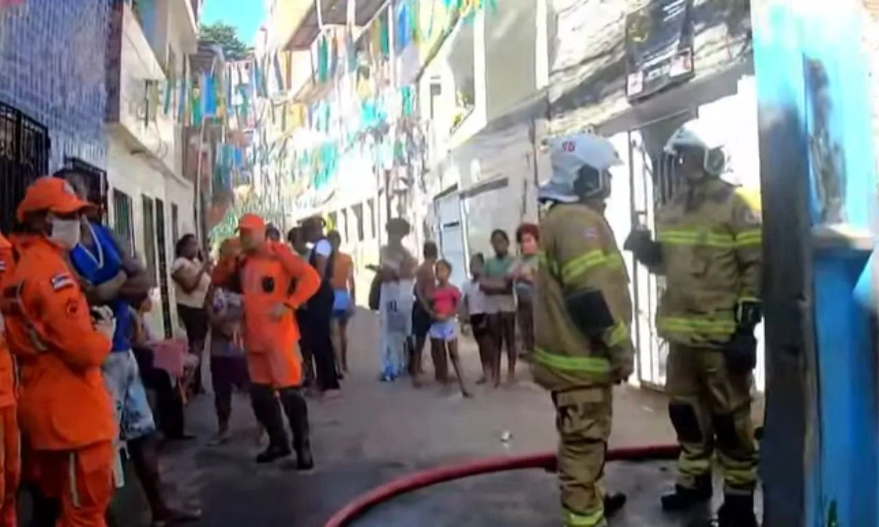Botijão de gás explode e provoca incêndio em casa de Salvador