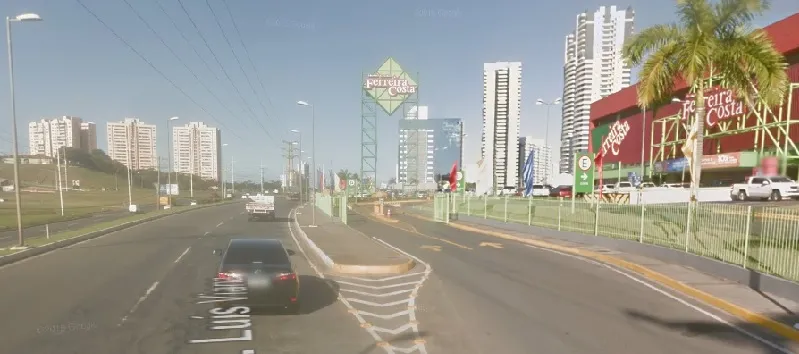AVENIDA PARALELA: Motorista perde controle de carro e capota veículo na Avenida Paralela; Trânsito fica prejudicado na região