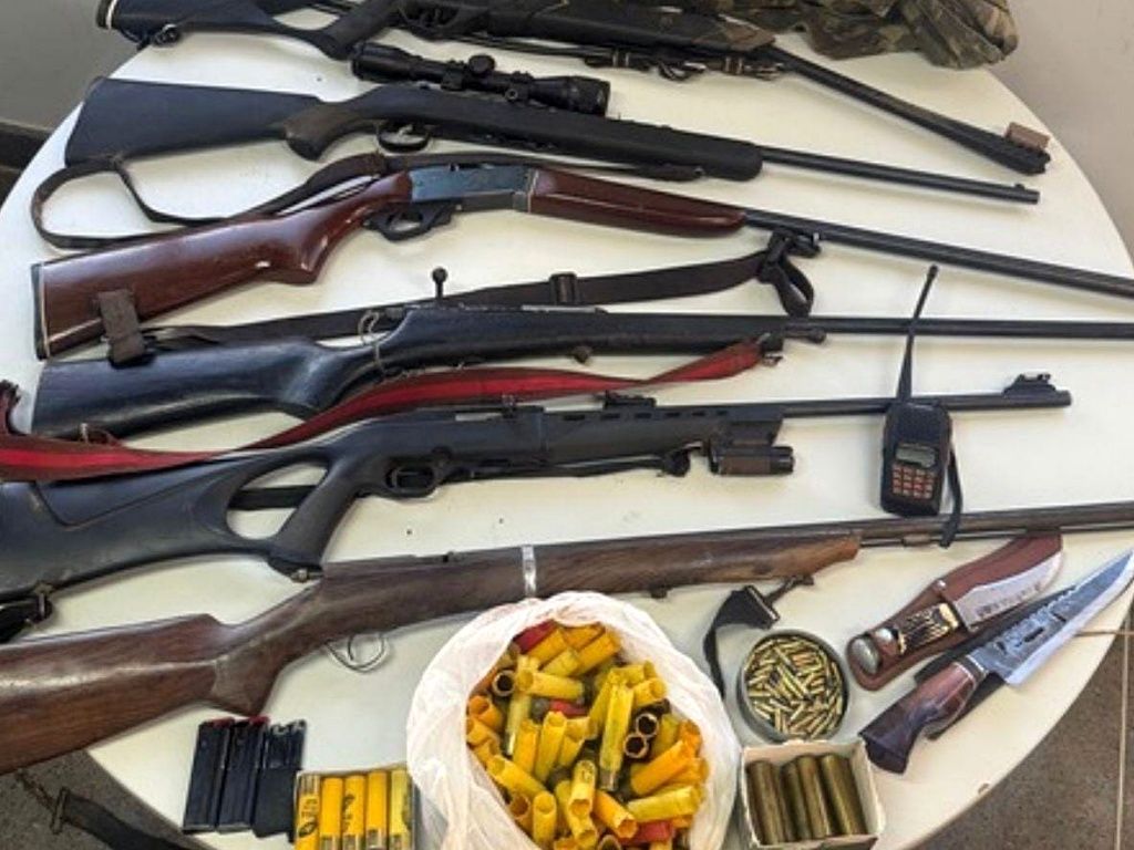 Com os dois homens foram encontrados três rifles calibre .22, três espingardas calibre .36, uma espingarda tipo bate-bucha e munições diversas. Foto: Divulgação/PMBA