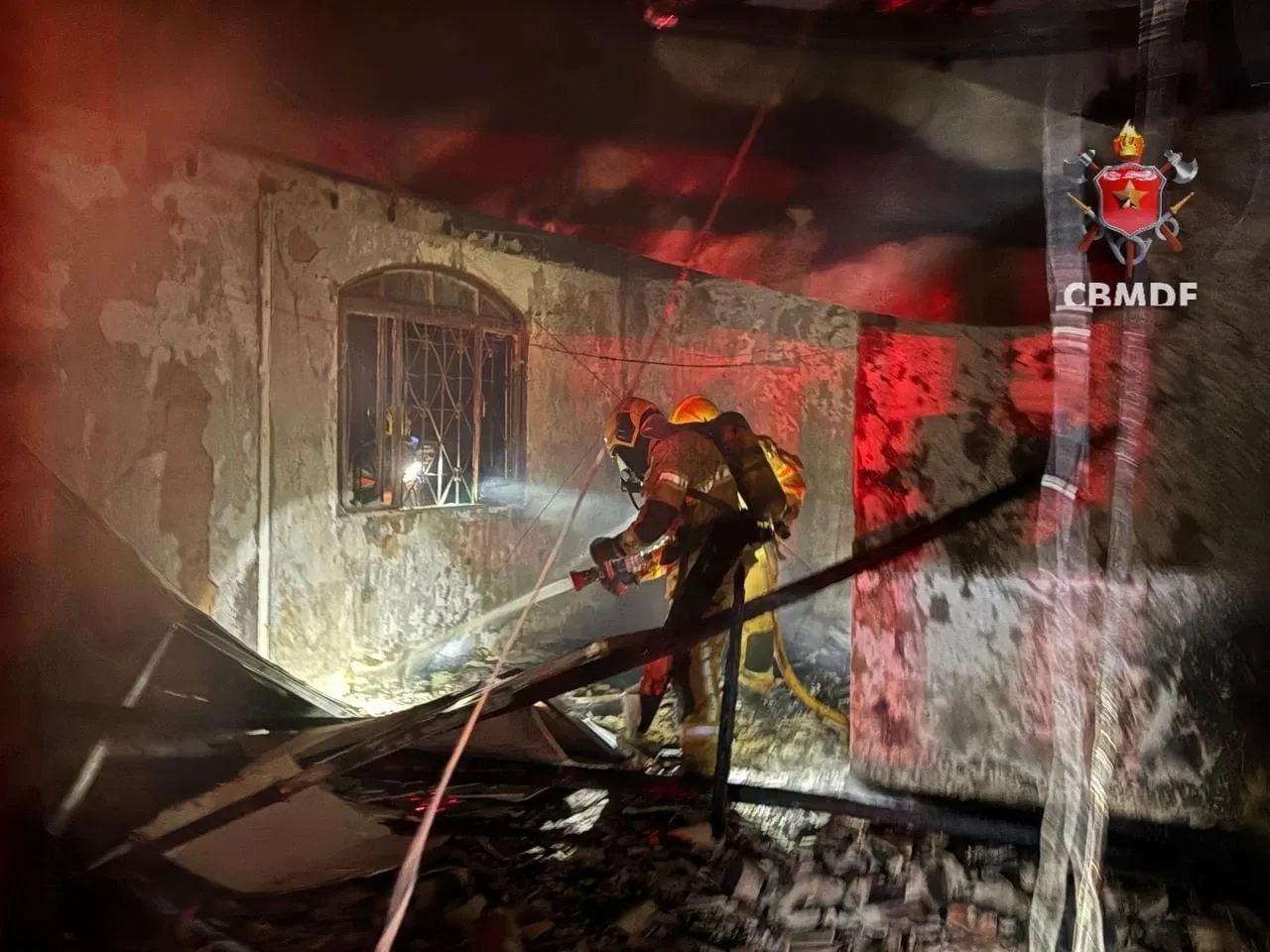 Incêndio em clínica para dependentes químicos deixa cinco mortos