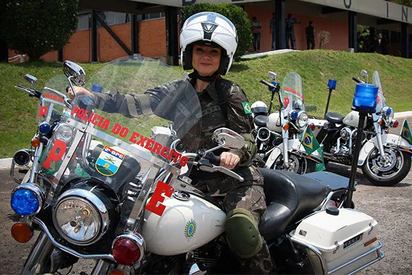 Eliana sente na pele como é o dia a dia dos soldados da Polícia do Exército neste domingo