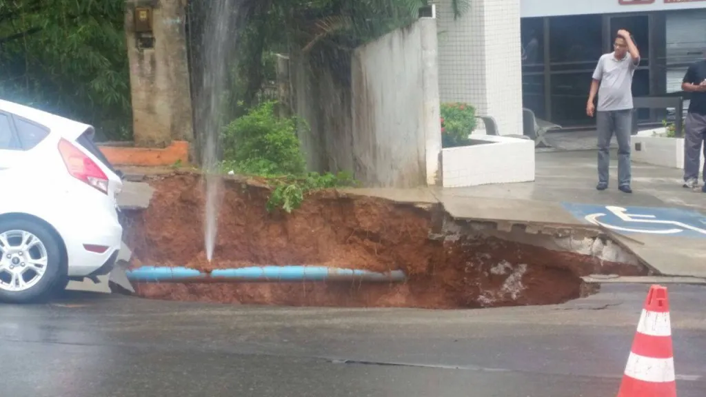 Cratera se abre em asfalto no bairro de Cidade Jardim