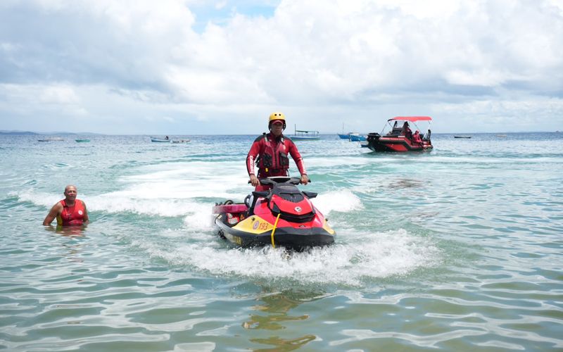 O Batalh&atilde;o Mar&iacute;timo orienta que, ao entrar no mar, o banhista procure sempre &aacute;reas pr&oacute;ximas aos postos de salva-vidas e respeite as sinaliza&ccedil;&otilde;es com bandeiras indicativas das condi&ccedil;&otilde;es do mar/Foto: &Iacute;caro Soares