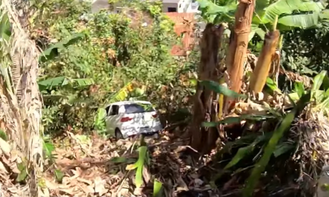 Motorista de aplicativo perde controle de ve&iacute;culo e cai em ribanceira em Salvador. Foto: TV Aratu 