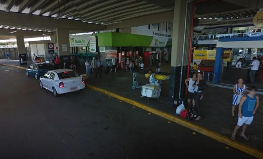Fluxo de carros em direção à rodoviária congestiona trânsito na região