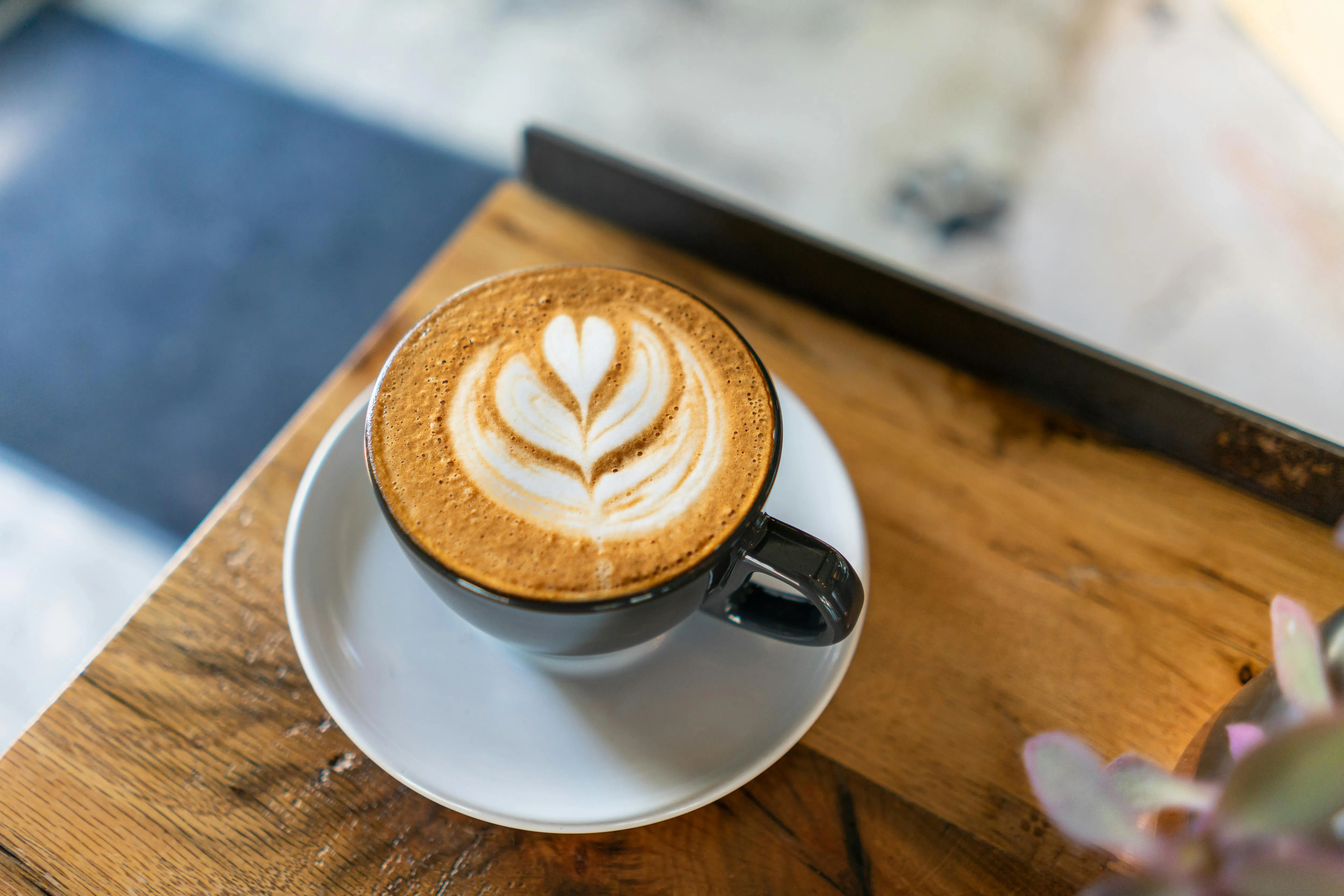 Beber água, café e chá protege o coração e reduz o risco de morte, diz pesquisa