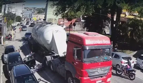 Nasceu de novo: homem é jogado contra carreta e sobrevive de forma surpreendente; assista  