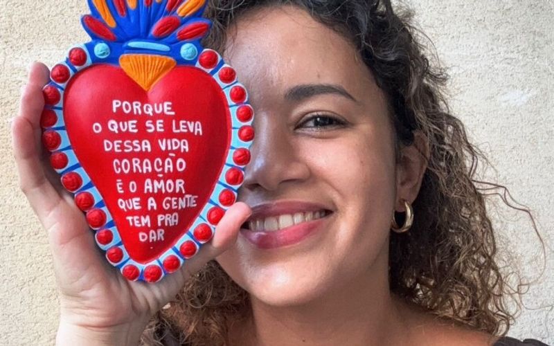 A exposi&ccedil;&atilde;o re&uacute;ne elementos das festas juninas, da mem&oacute;ria afetiva e das tradi&ccedil;&otilde;es do interior da Bahia, promovendo um di&aacute;logo entre identidade cultural e express&atilde;o art&iacute;stica/Foto: Divulga&ccedil;&atilde;o&nbsp;