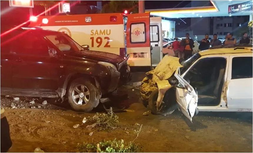 Colisão entre veículos deixa trânsito congestionado próximo ao Hospital Menandro de Farias