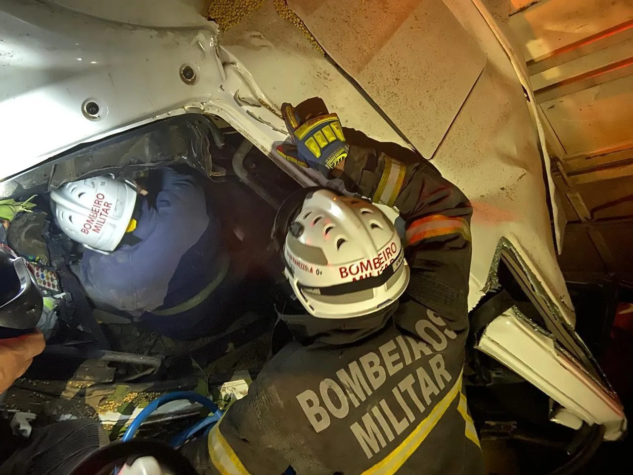 bombeiros resgatam motorista de carreta