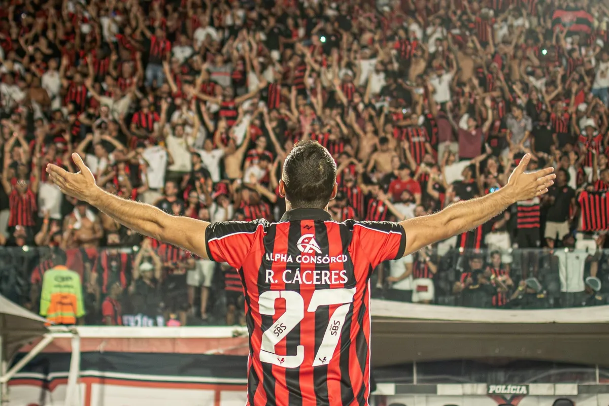 ‘Mais um torcedor’: De saída do Vitória, Raul Cáceres posta despedida