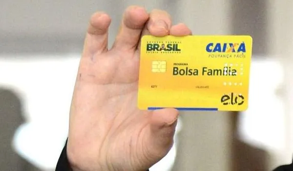Governo desiste do Renda Cidadã em 2020, mas deve ampliar número de pessoas que recebem o Bolsa Família 