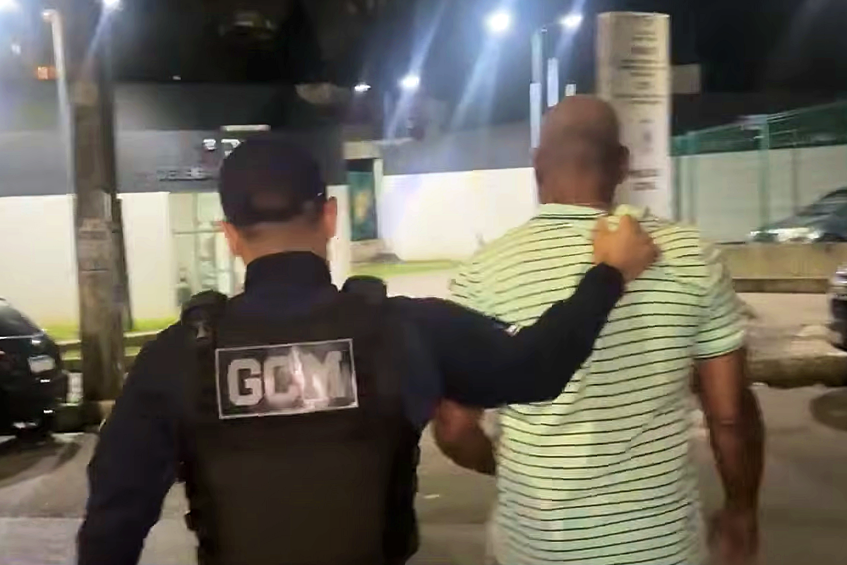 Homem &eacute; preso por se masturbar dentro de &ocirc;nibus em Salvador. Foto: TV Aratu
