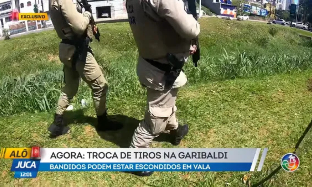 Suspeito se entrega após se esconder em córrego para fugir da PM em Salvador. Foto: TV Aratu
