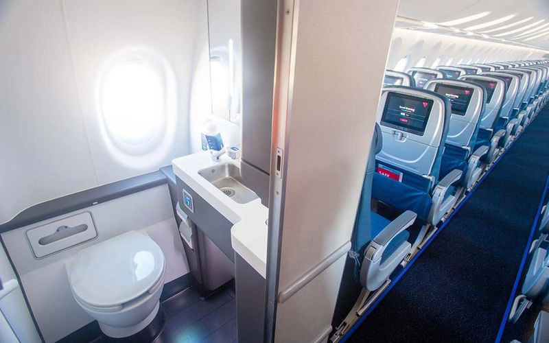 Os banheiros nos aviões da LATAM são sanitários de aeronave padrão, mas a companhia aérea implementou uma política que restringe o uso dos banheiros dianteiros a passageiros da classe premium ou com necessidades prioritárias/Foto: Reprodução 