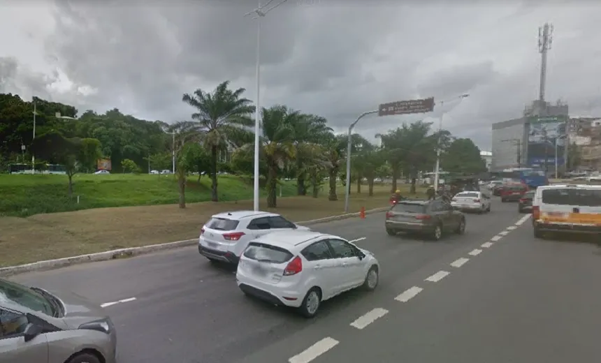 CHUVA EM SALVADOR: Poça d’água prejudica trânsito na Av. Juracy Magalhães