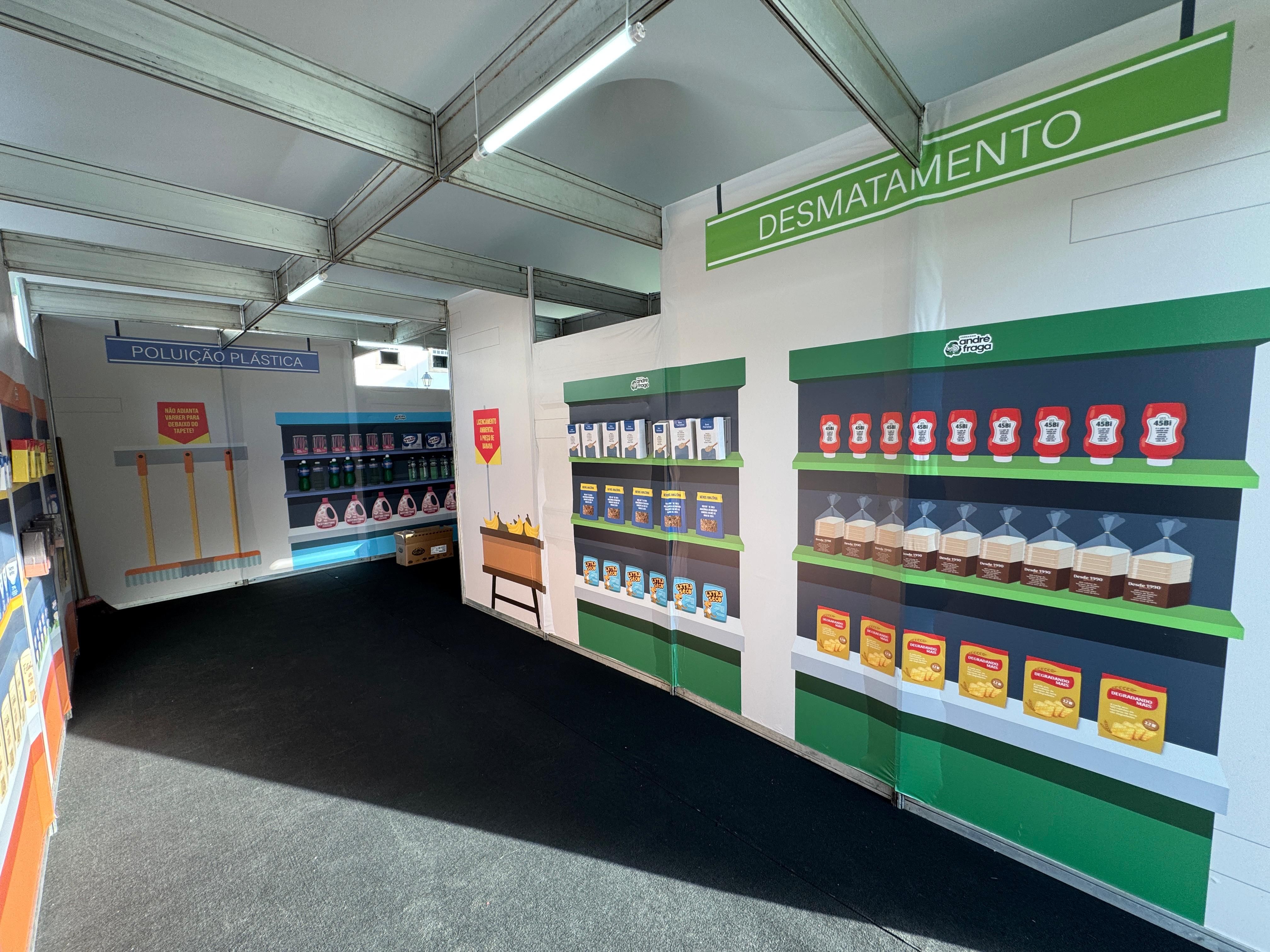 O espaço simula uma loja, mas substitui produtos reais por itens fictícios com informações e dados sobre questões ambientais. | Foto: Ascom/Vereador André Fraga - PV