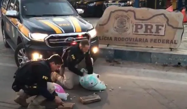 Três passageiras de ônibus interestadual são presas com travesseiros recheados de cocaína, no interior da Bahia