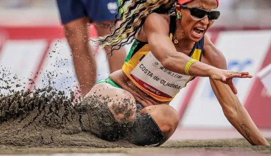 Paralimpíadas: Silvânia Costa garante mais uma medalha de ouro para o Brasil no salto em distância em Tóquio