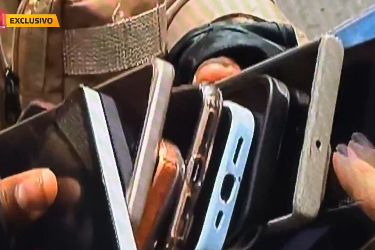 Celulares, drogas e dinheiro s&atilde;o apreendidos. Foto: Reprodu&ccedil;&atilde;o | TV Aratu