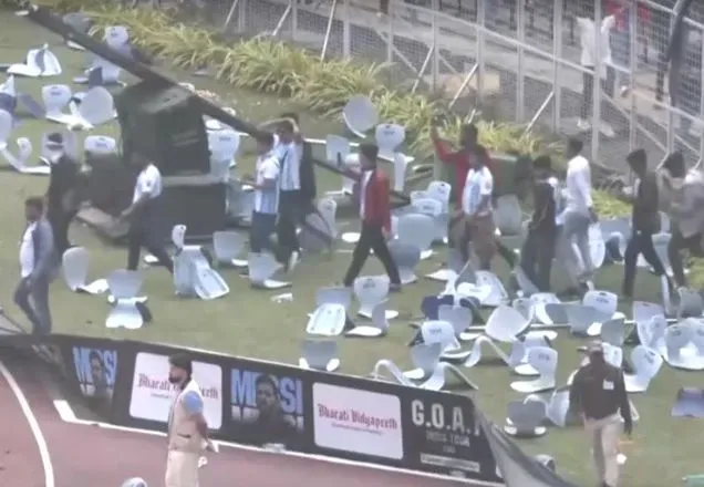 Torcedores Atiraram Objetos No Campo E Invadiram Gramado Reuters