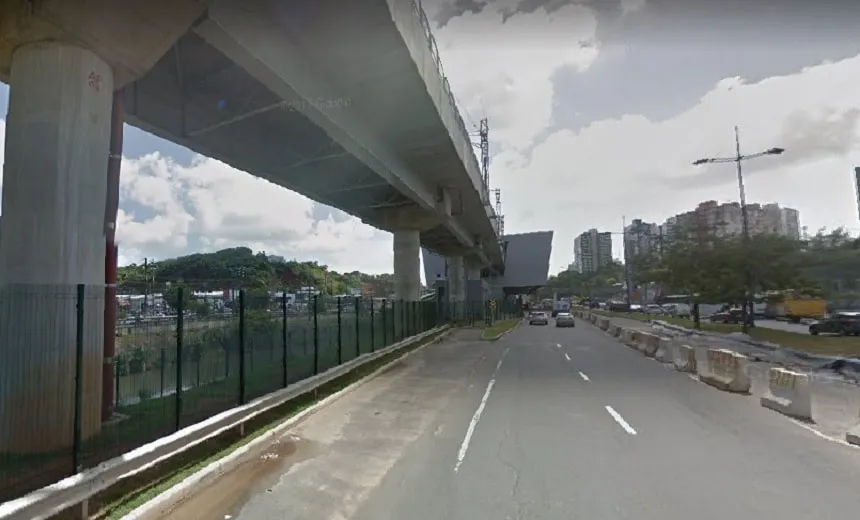 Motociclista fica ferido após se envolver em acidente com carro na Avenida ACM
