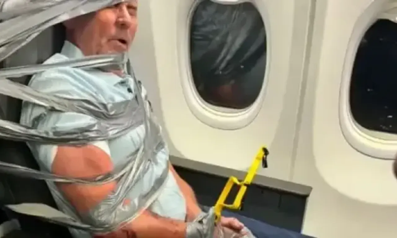 Homem &eacute; marrado a assento ap&oacute;s ataques racistas e homof&oacute;bicos em voo. Foto: Reprodu&ccedil;&atilde;o Redes Sociais